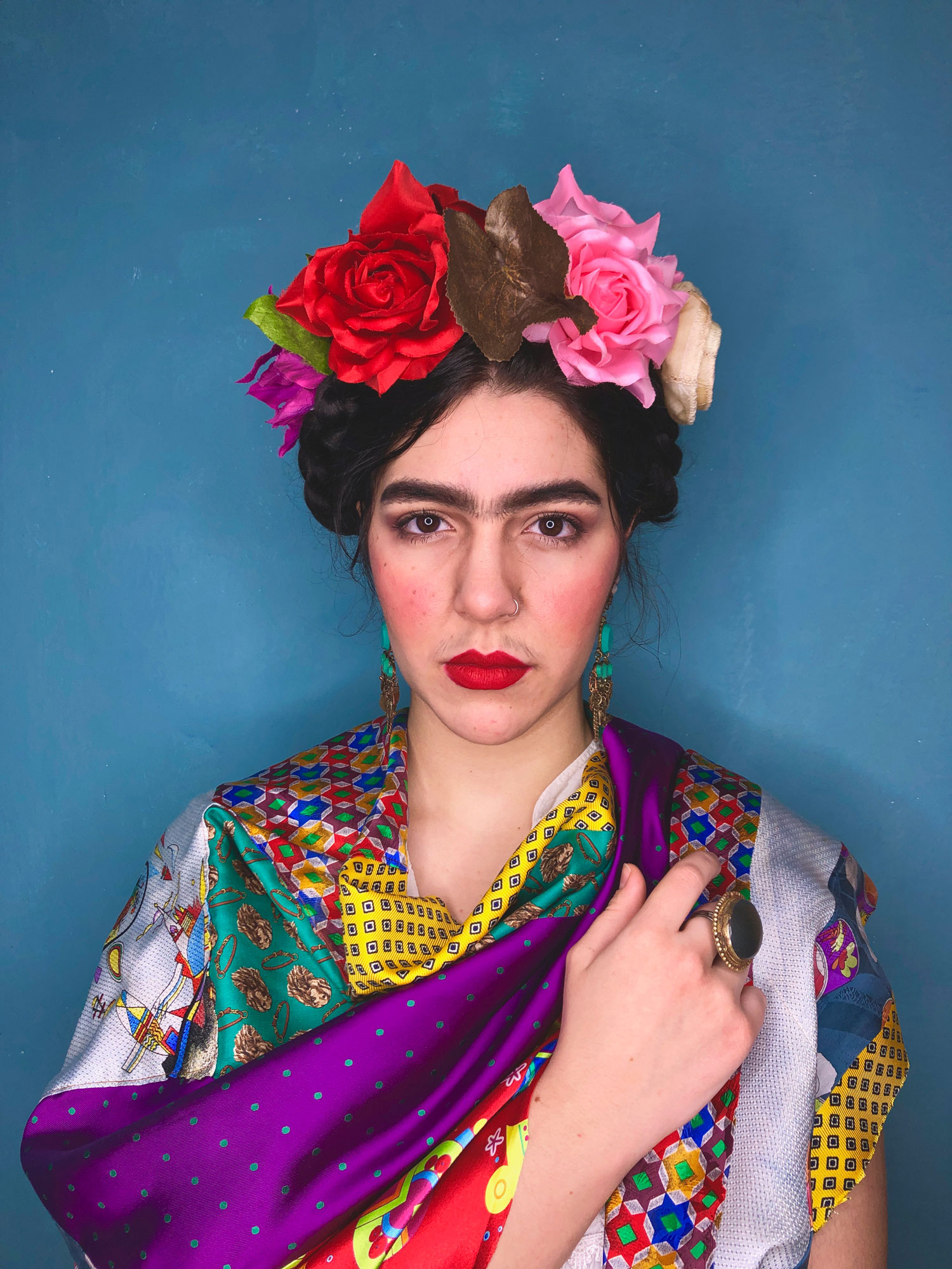 Ritratto fotografico cosplay di Frida Kahlo che indossa una stola Misto Sera Vipuntozero