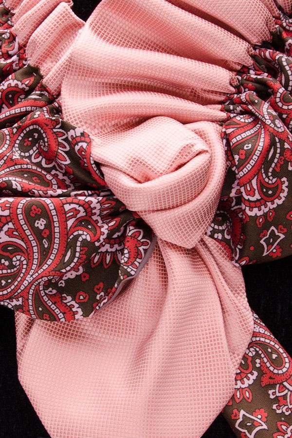 Dettaglio delle due cravatte che compongono una gorgiera rosa Vipuntozero
