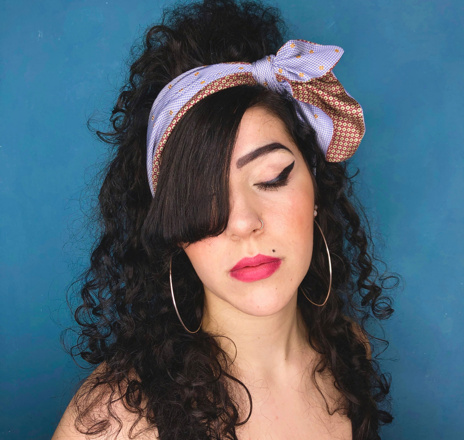 Ritratto fotografico cosplay di Amy Winehouse, interpretata per le fasce per capelli Vipuntozero