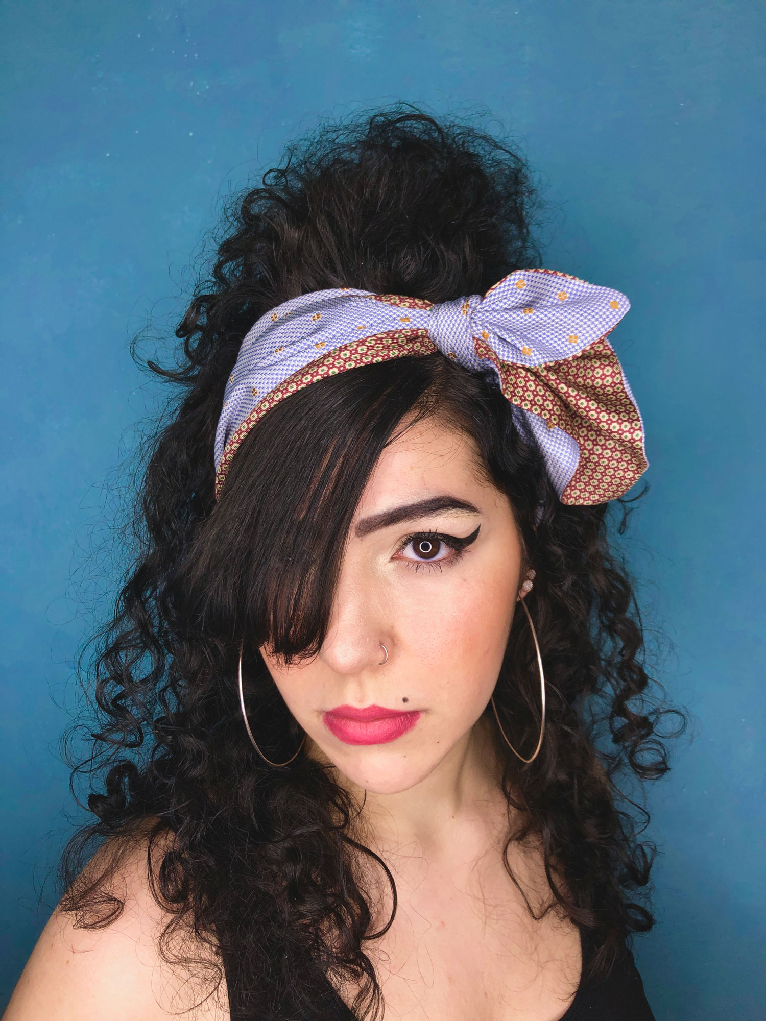 Ritratto fotografico cosplay di Amy Winehouse, interpretata per le fasce per capelli Vipuntozero