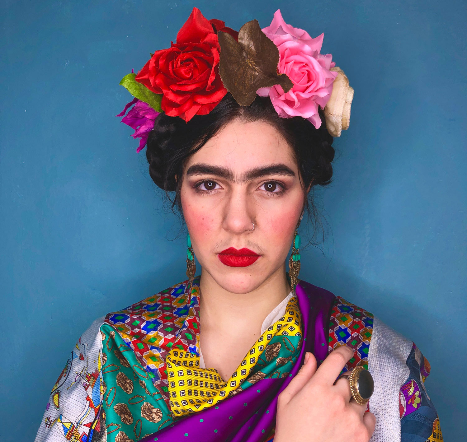 Ritratto fotografico cosplay di Frida Kahlo, interpretata per le stole Misto Sera Vipuntozero