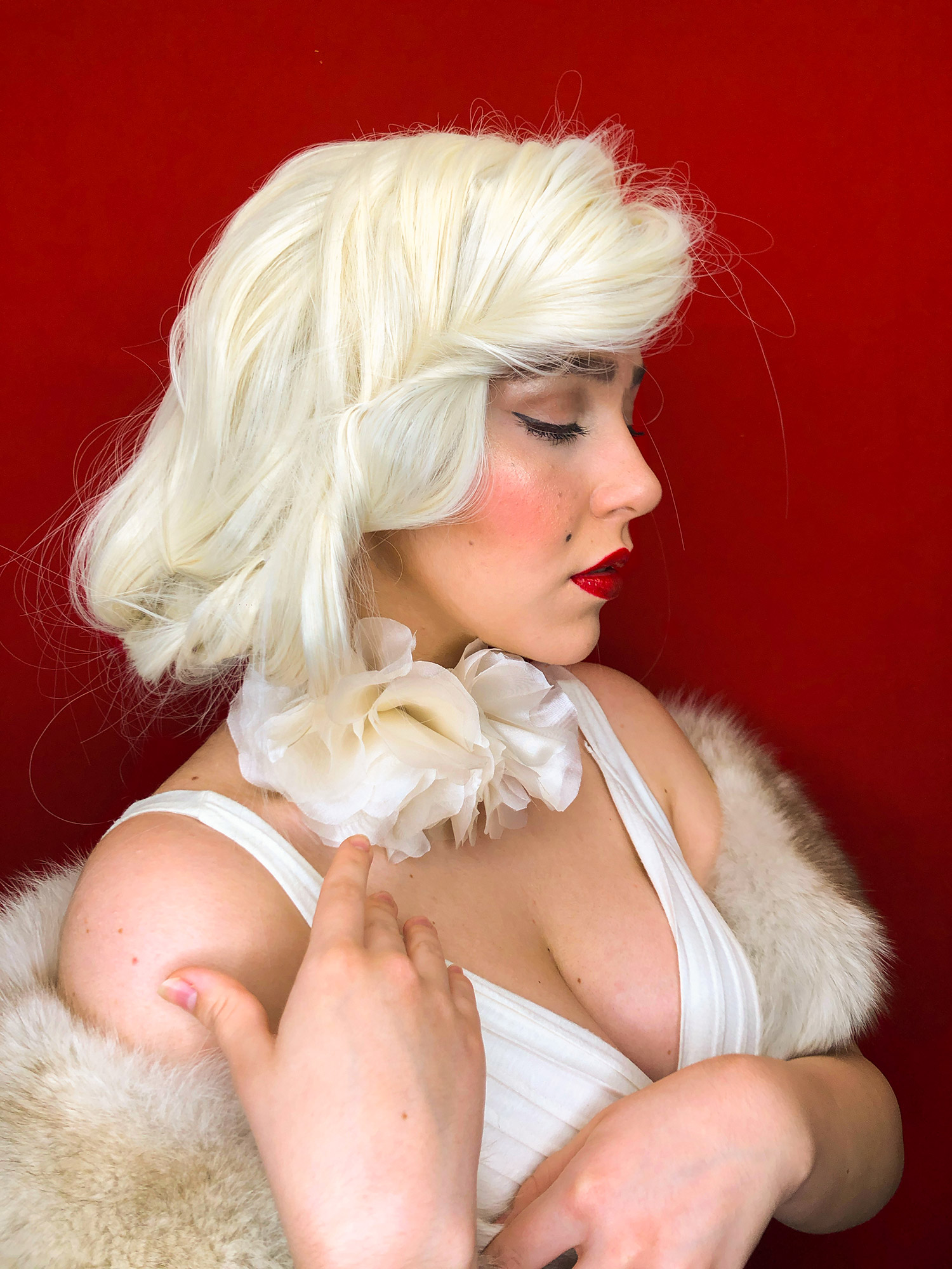 Ritratto fotografico cosplay di Marilyn Monroe che indossa una collana fiorita Vipuntozero