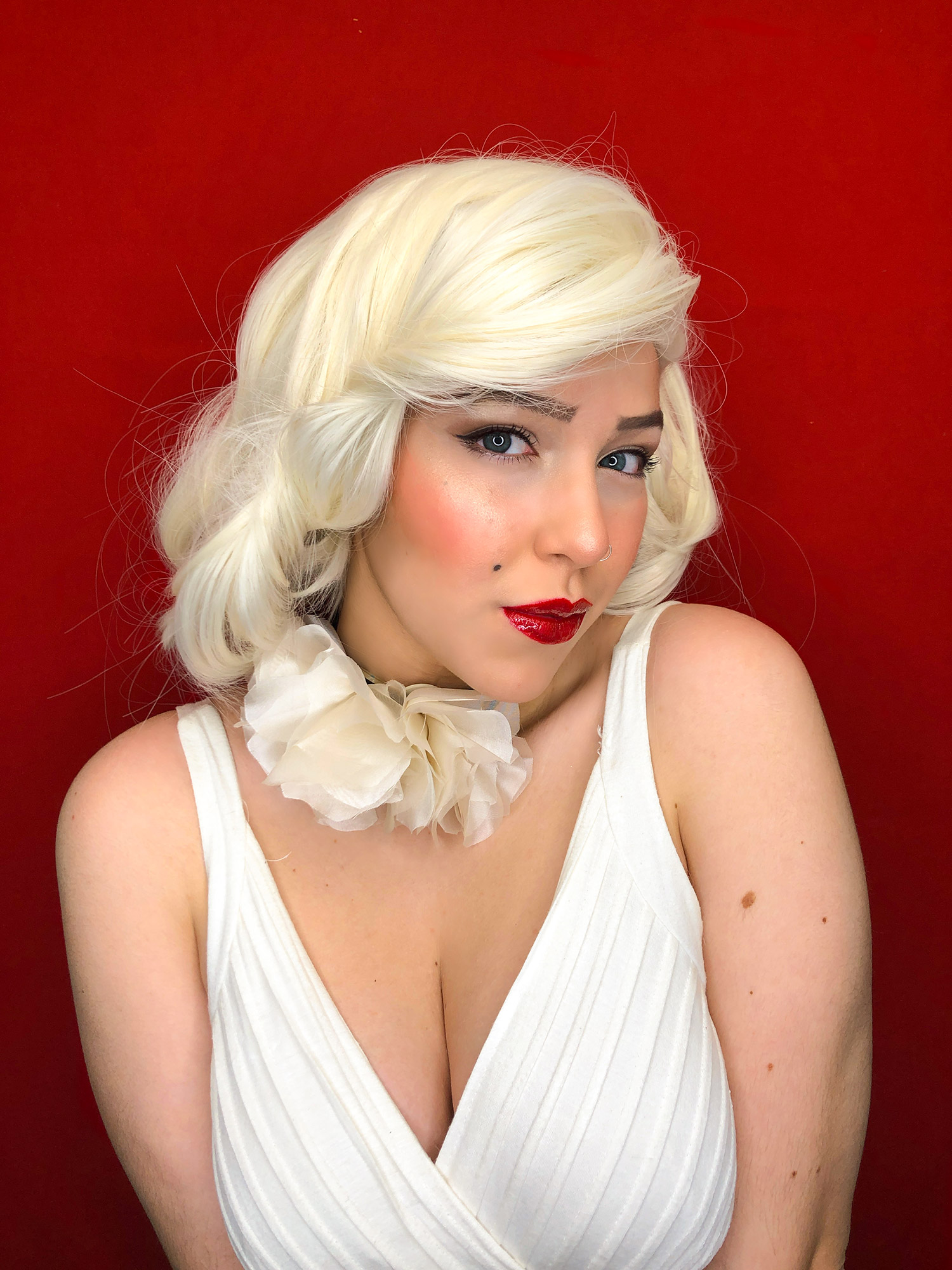 Ritratto fotografico cosplay di Marilyn Monroe, interpretata per le collane fiorite Vipuntozero