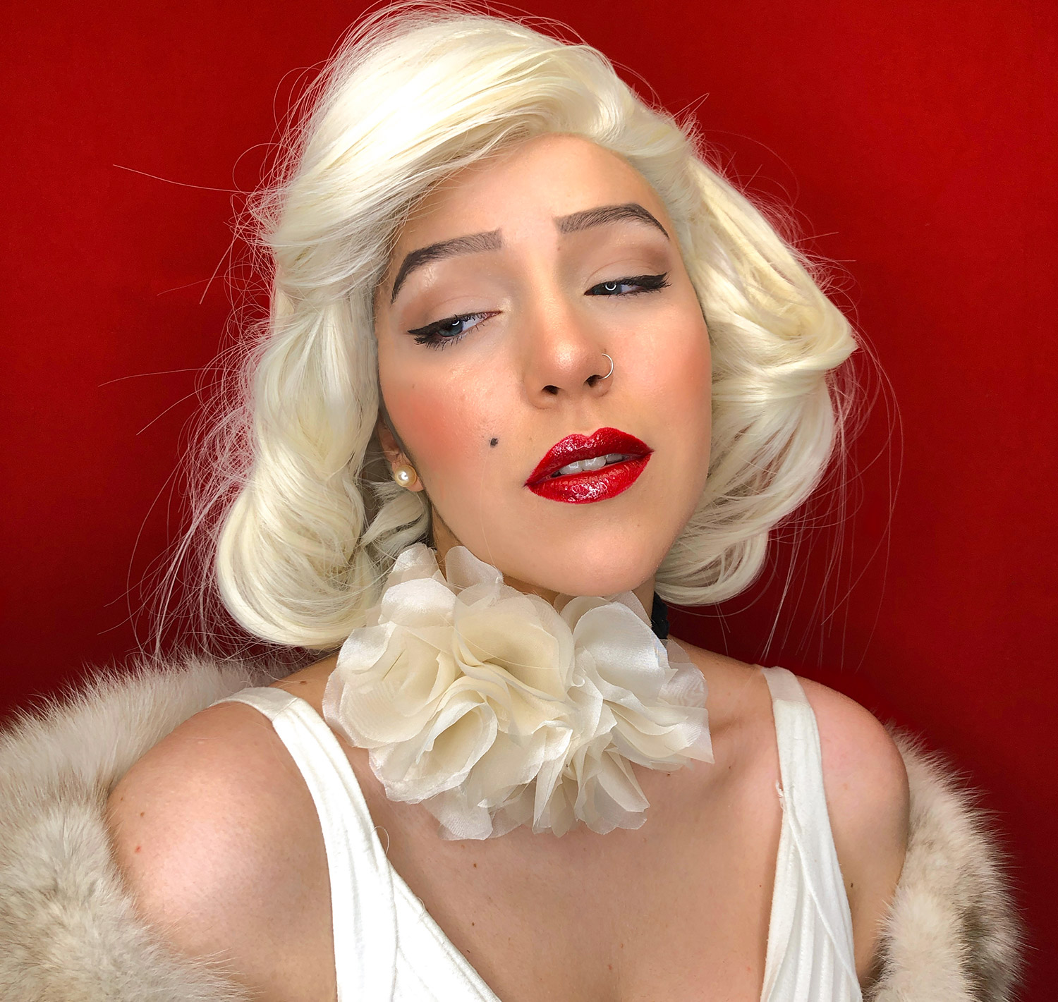 Ritratto fotografico cosplay di Marilyn Monroe, interpretata per le collane fiorite Vipuntozero