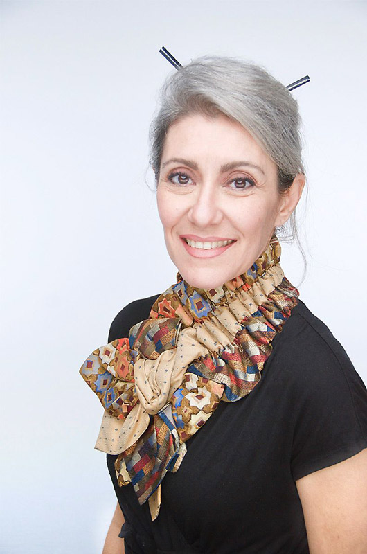 Ritratto fotografico di Valeria Sechi, di tre quarti, mentre indossa una gorgiera Vipuntozero